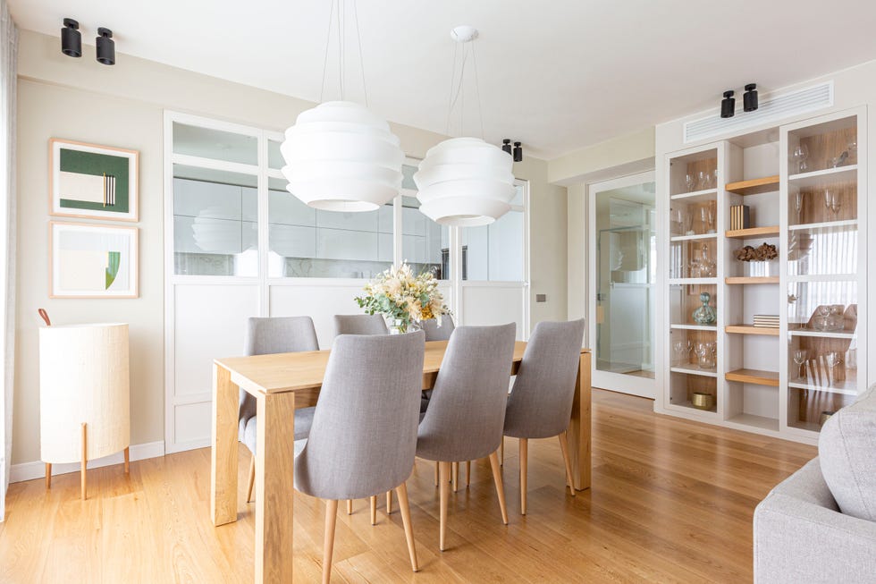 comedor con mesa de madera y almacenaje