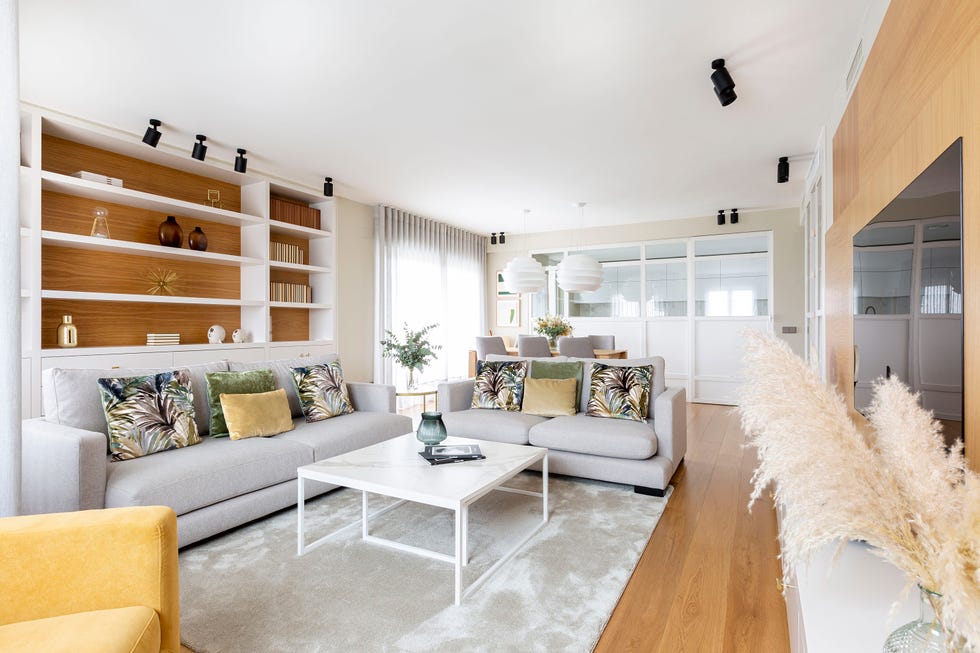 salón de estilo nórdico en tonos grises, blancos y madera