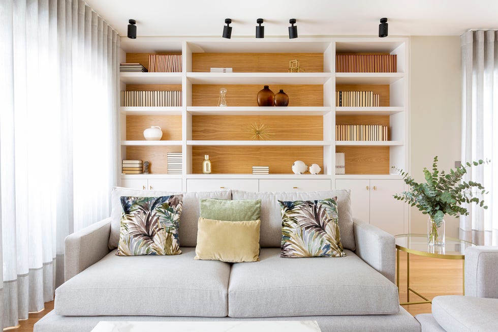 salón de estilo nórdico en tonos grises, blancos y madera