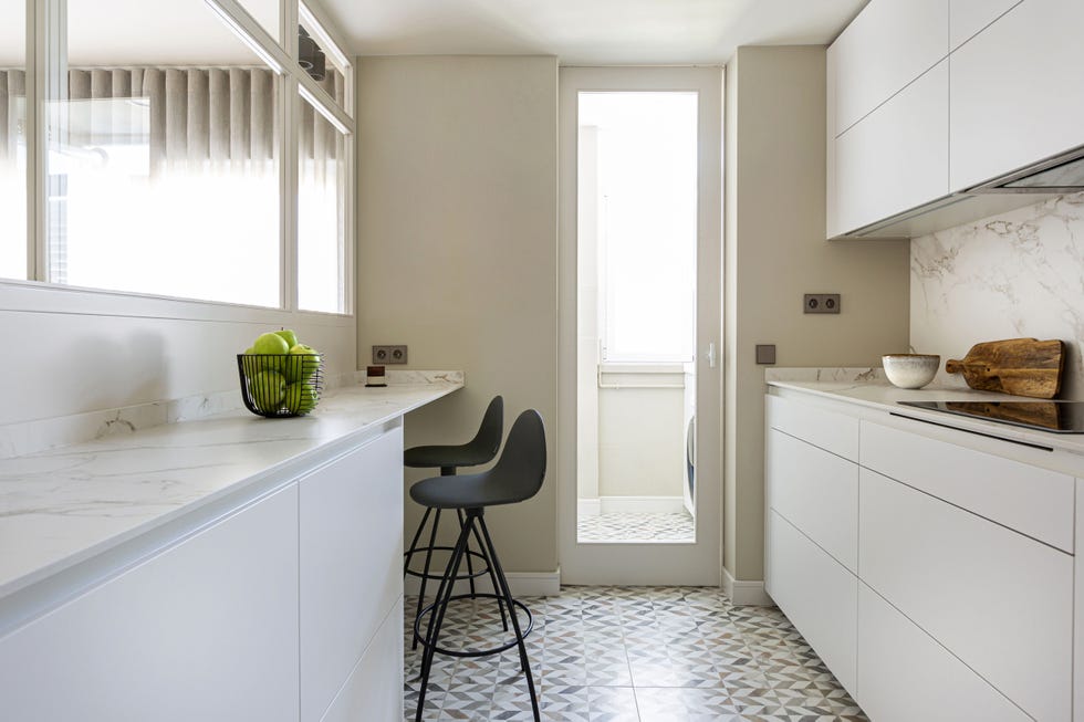 cocina blanca moderna con barra