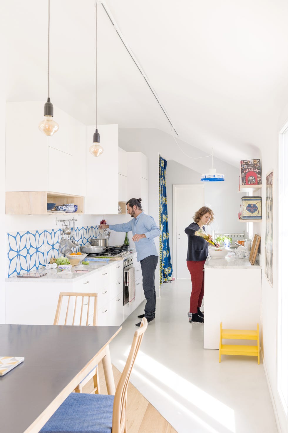 cocina con office de diseño moderno en blanco