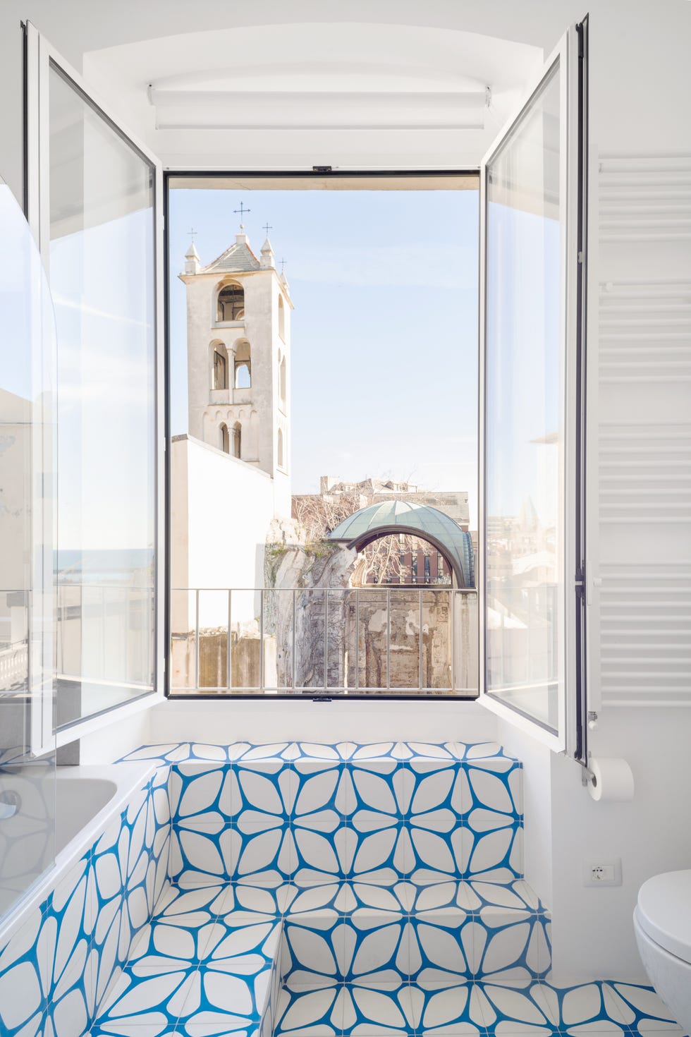 bañera revestida con azulejos de mosaicos azules