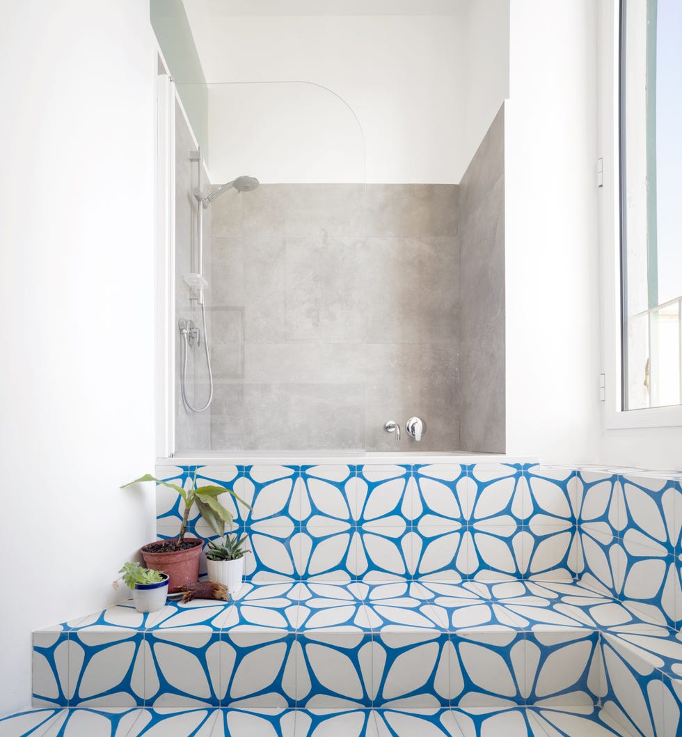 bañera revestida con azulejos de mosaicos azules