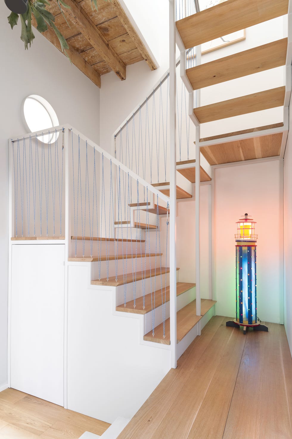 escalera abierta con peldaños de madera