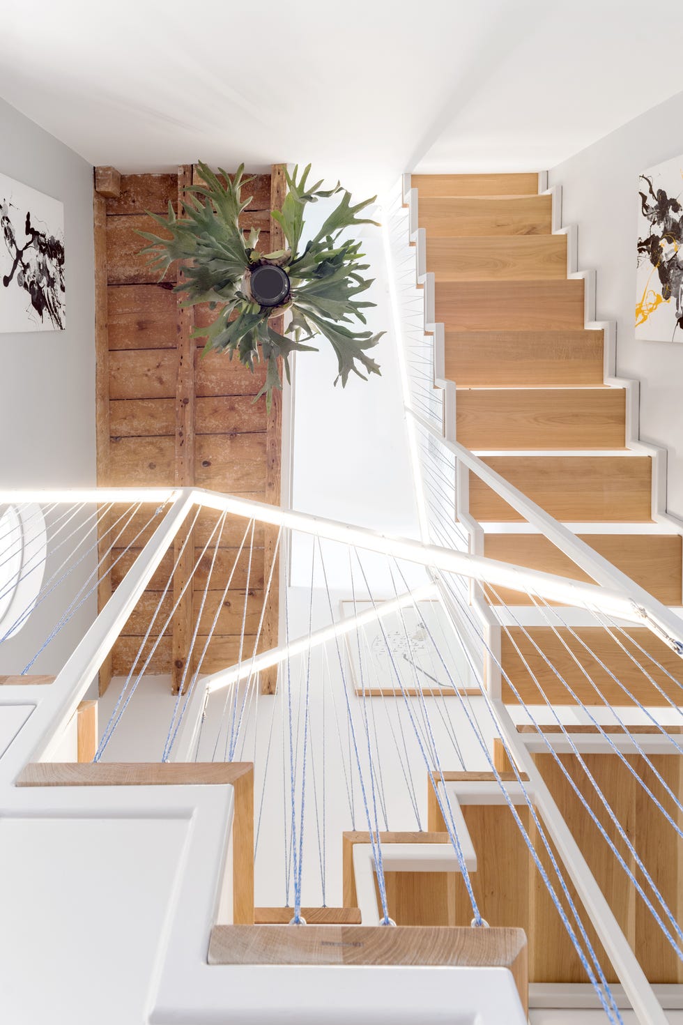 escalera abierta con peldaños de madera e iluminación integrada
