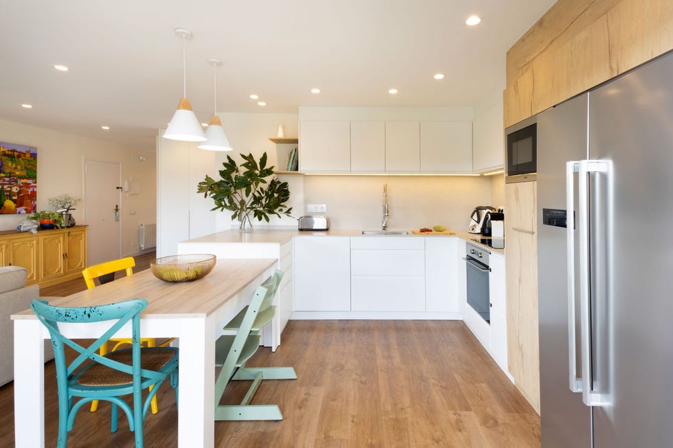 cocina moderna abierta decorada en blanco y madera con office