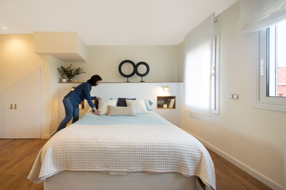 dormitorio con cabecero de obra decorado en tonos neutros