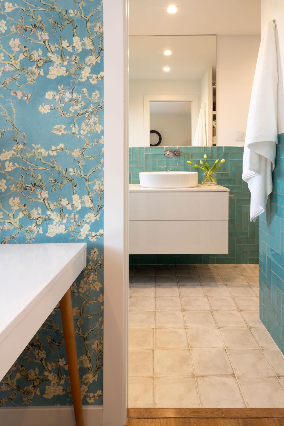 baño en suite coin azulejos azules