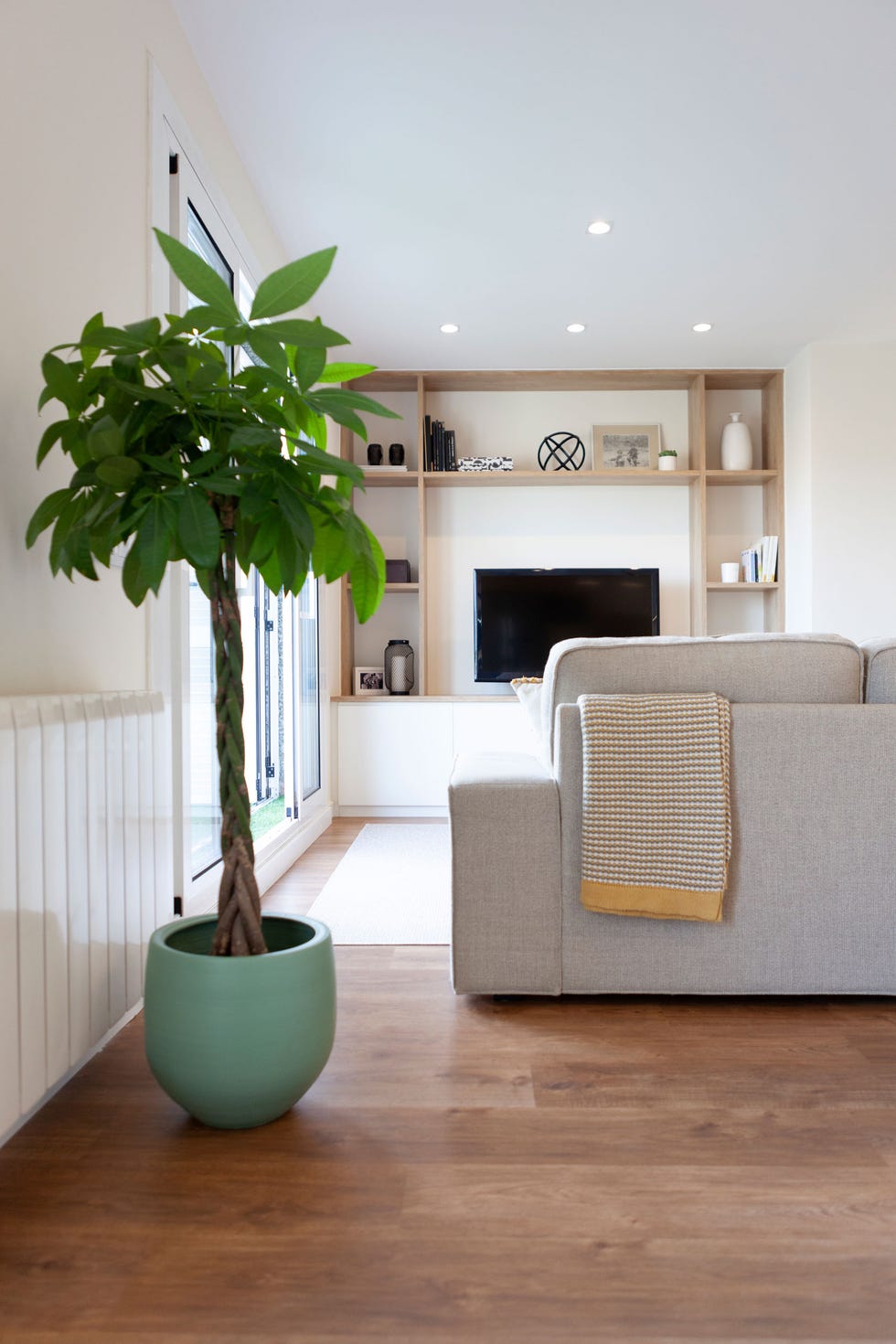salón nórdico decorado en tonos neutros