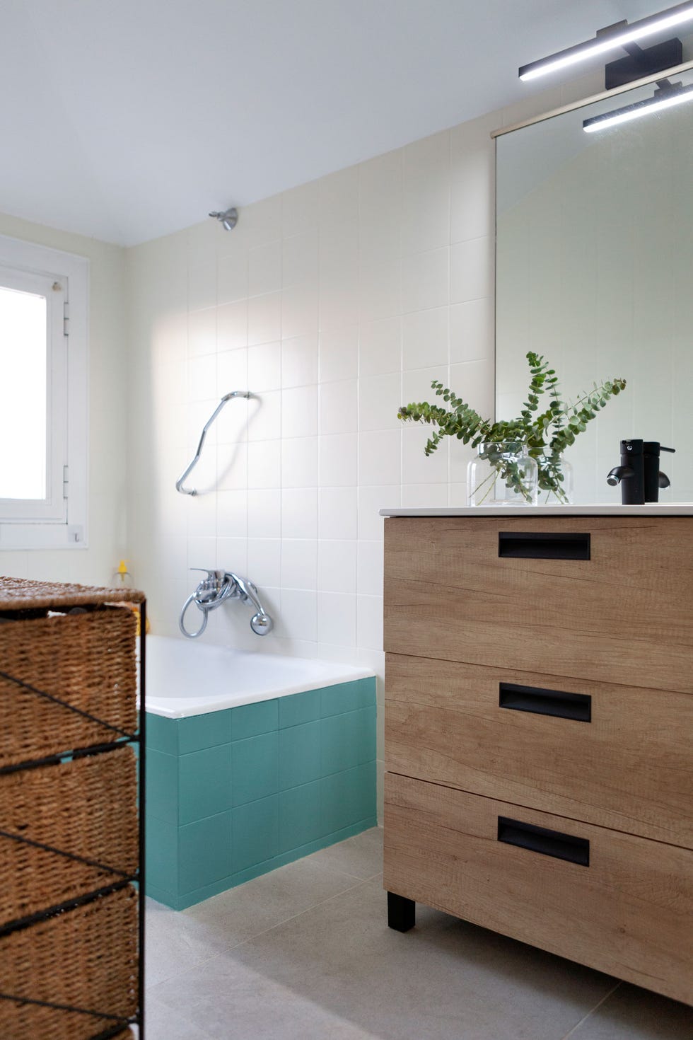 baño con bañera revestida con azulejos azules