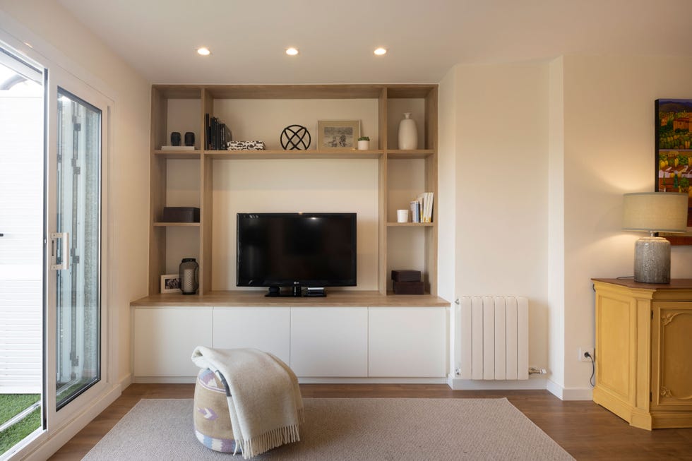 mueble de tv de estilo nórdico en color blanco y madera