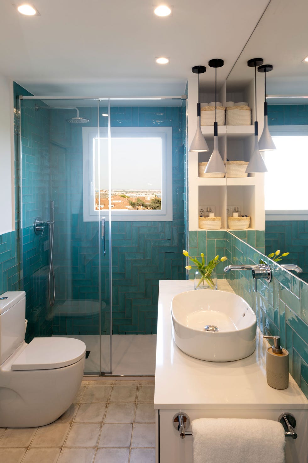 baño en suite coin azulejos azules