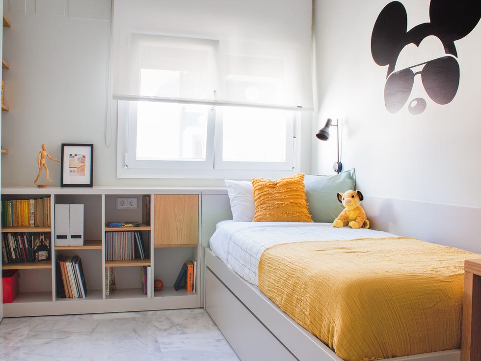 habitación infantil con cama y estantería gris