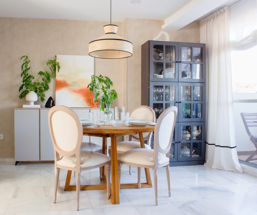 comedor clásico con mesa y sillas de madera