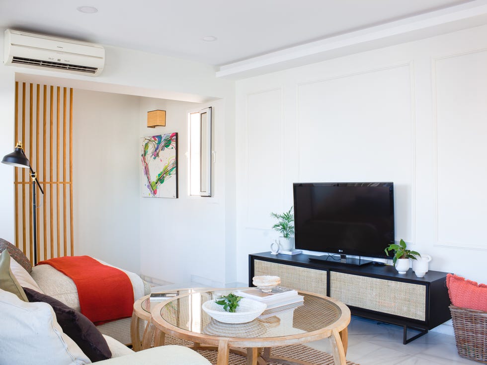 mesas bajas de madera y mueble de tv de rejilla