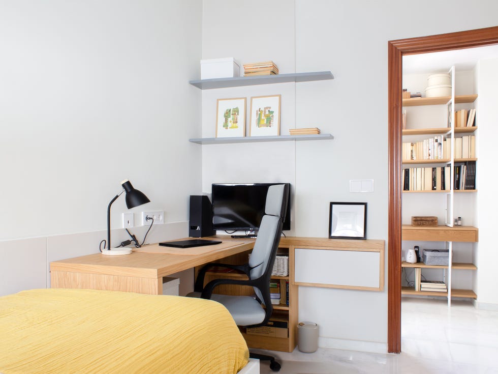 habitación infantil con escritorio de madera