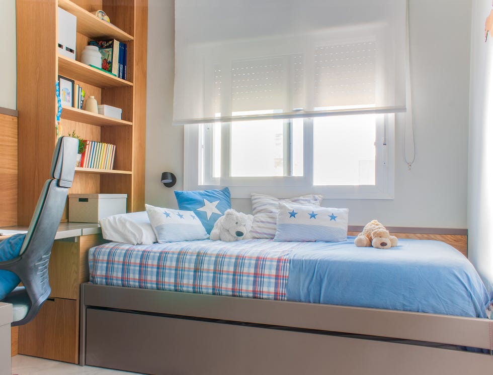 habitación infantil con cama nido y estantería de madera