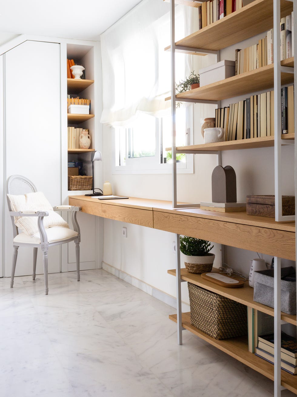 armario blanco empotrado y escritorio de madera con estantería integrada y silla clásica