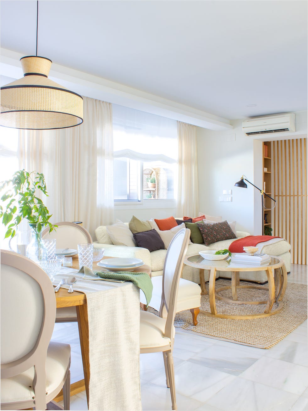 salón comedor decorado en tonos neutros