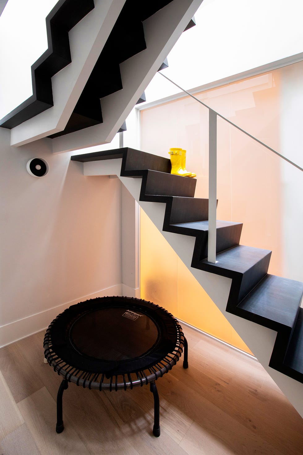 cama elástica negra bajo la escalera