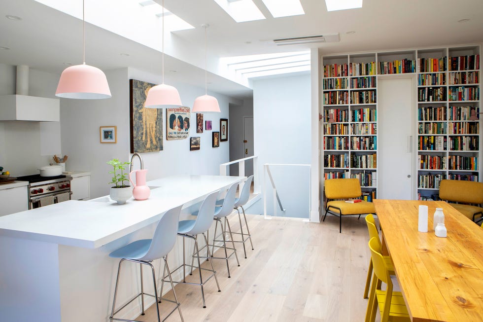cocina de diseño contemporáneo abierta al comedor