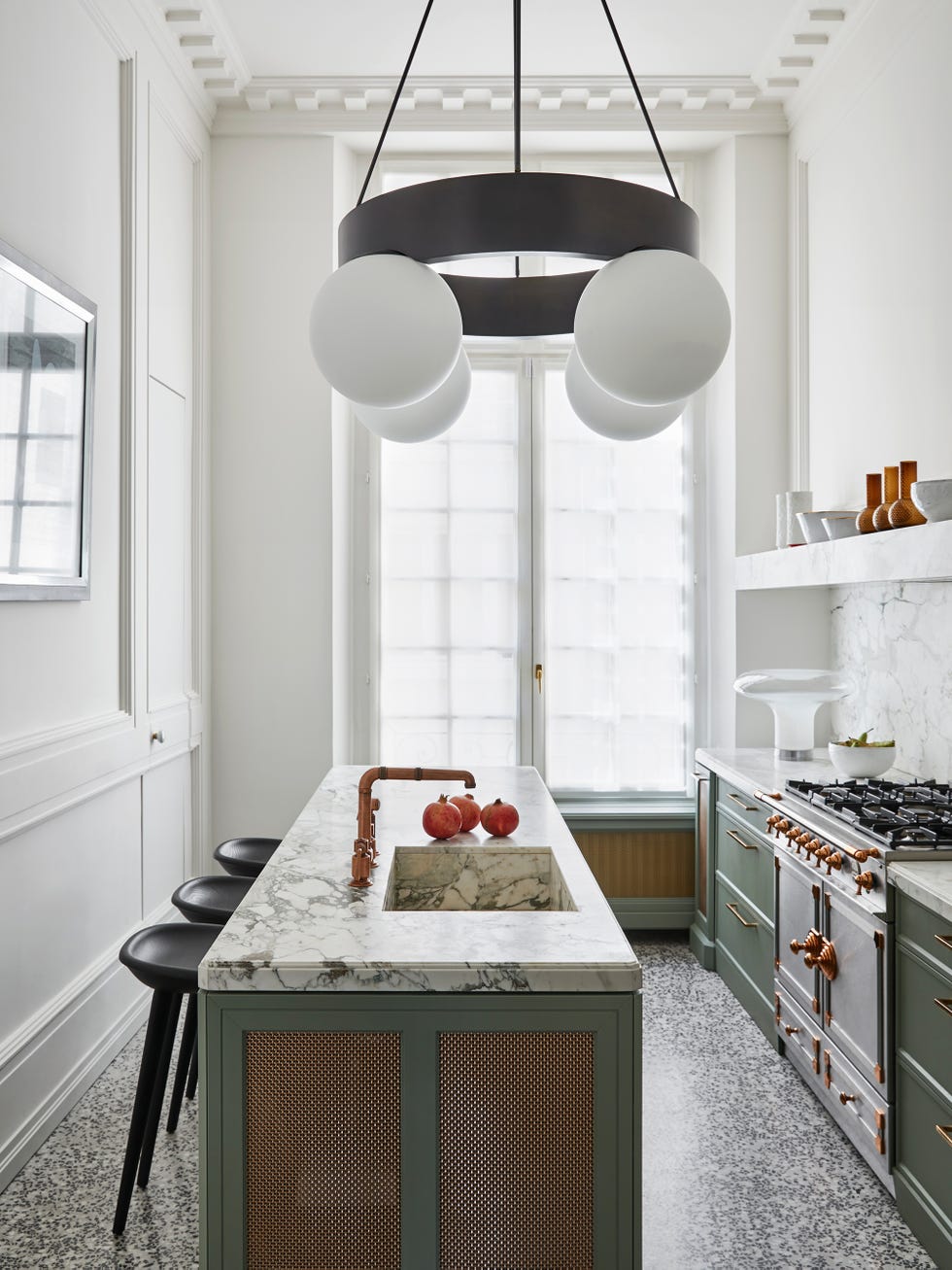 https://hips.hearstapps.com/hmg-prod/images/duplex-le-marais-paris-humbert-poyet-cocina-marmol-blanco-isla-lampara-globos-1590400140.jpg?crop=1.00xw:0.939xh;0,0.0621xh&resize=980:*