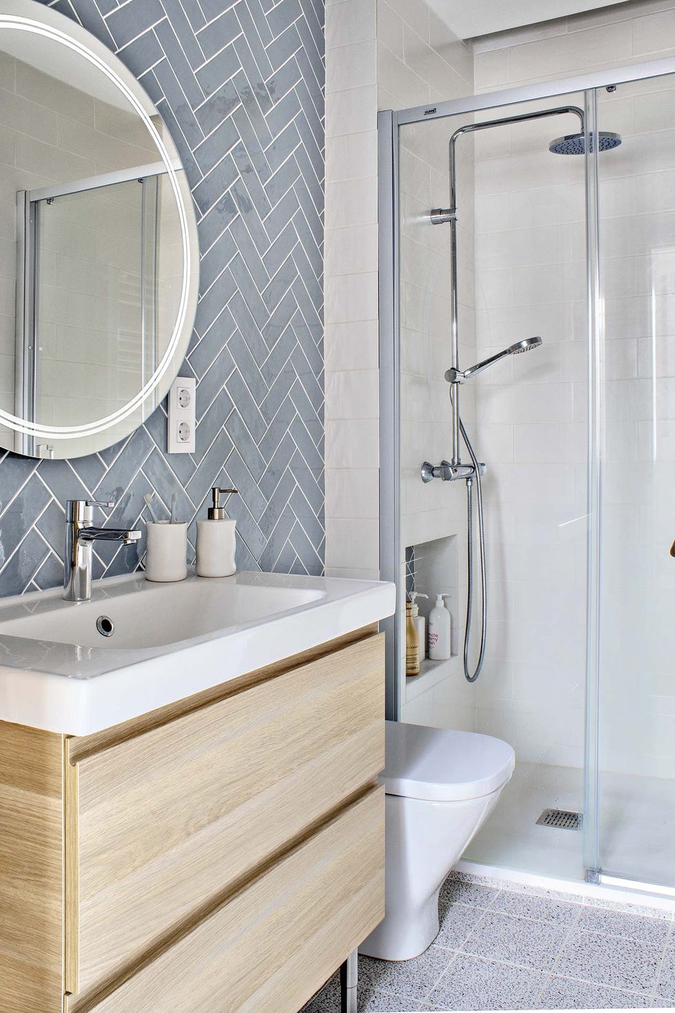 dúplex en madrid reformado baño con muebles de lavabo de madera