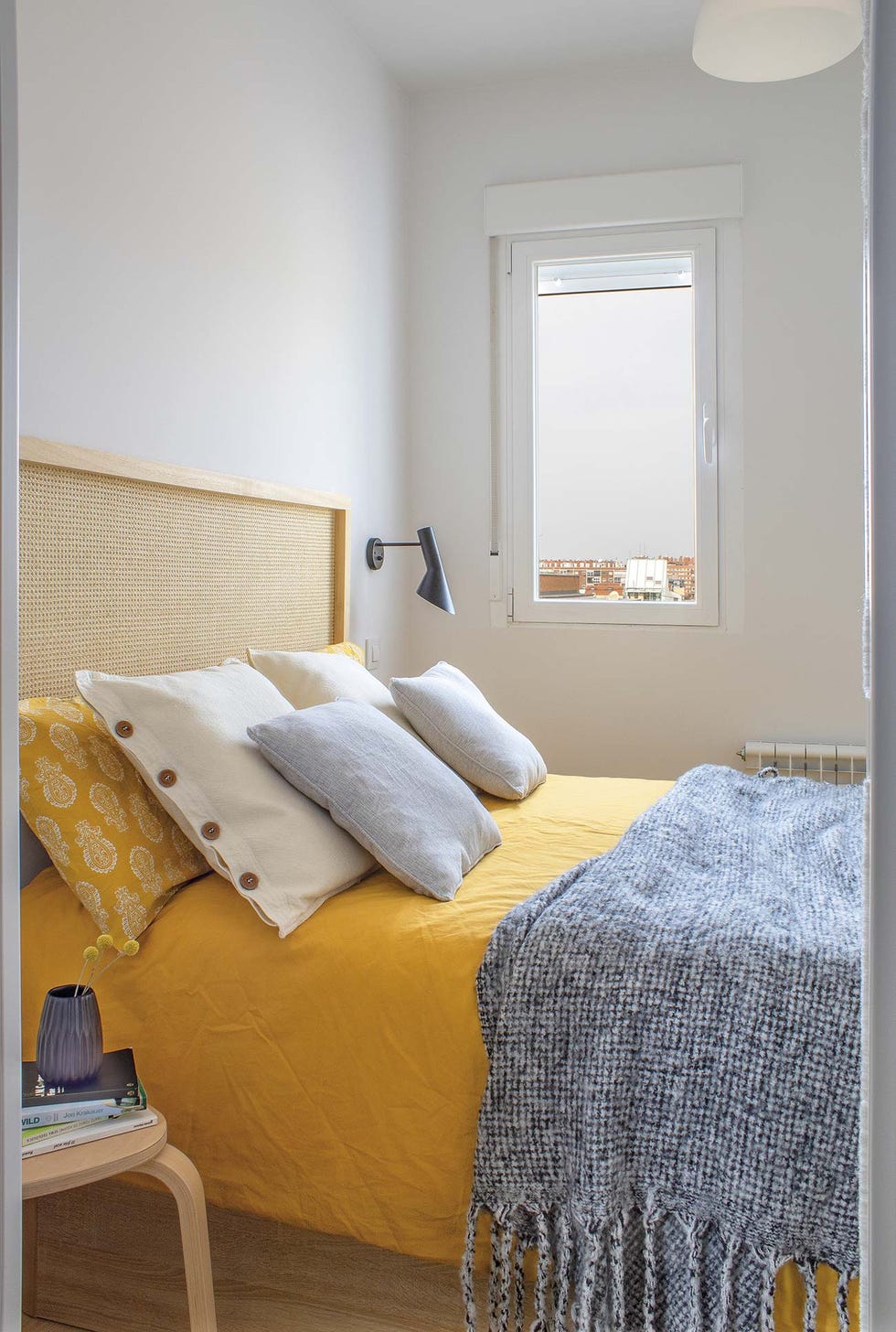 dúplex en madrid reformado dormitorio gris y amarillo