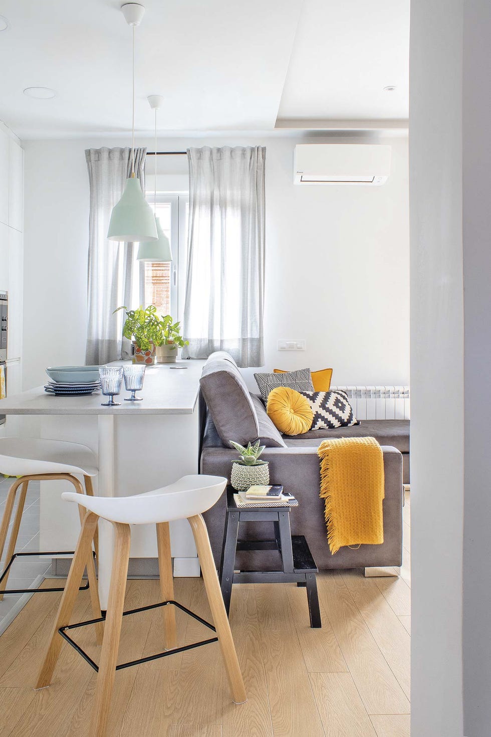 dúplex en madrid reformado salón con sofá gris