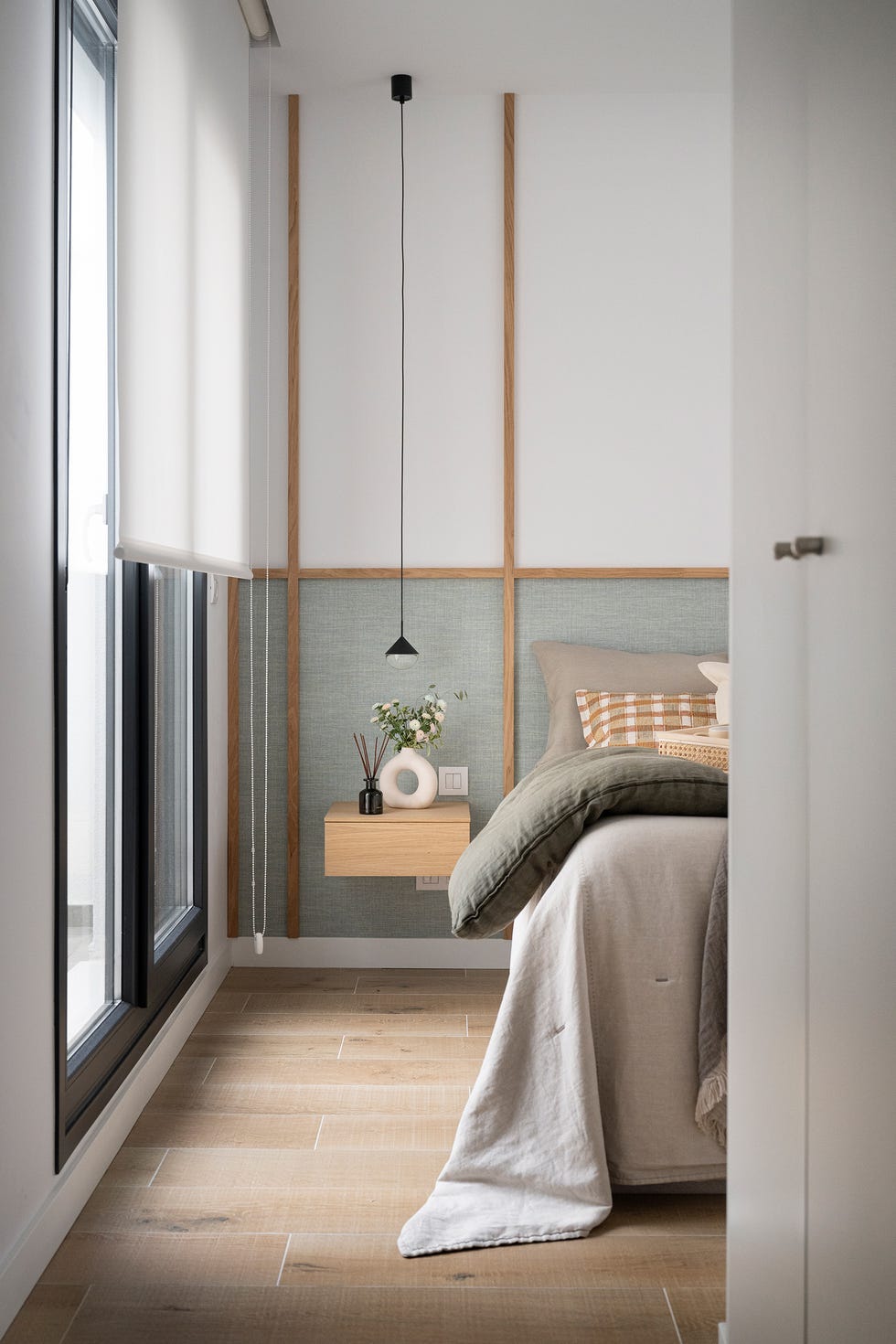 dormitorio con cabecero hecho con listones de madera