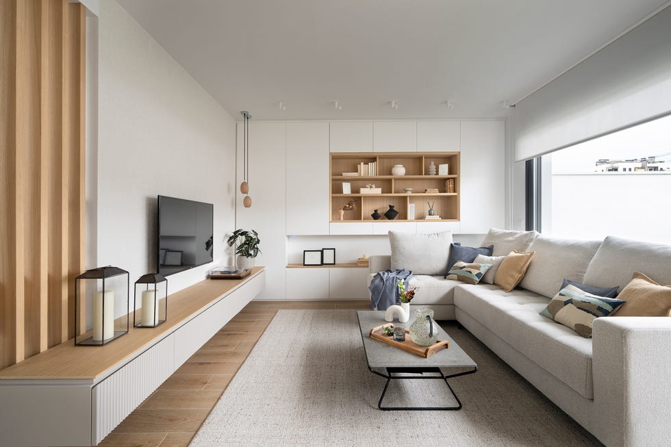 salón con mueble a medida en color blanco con estantería abierta en madera
