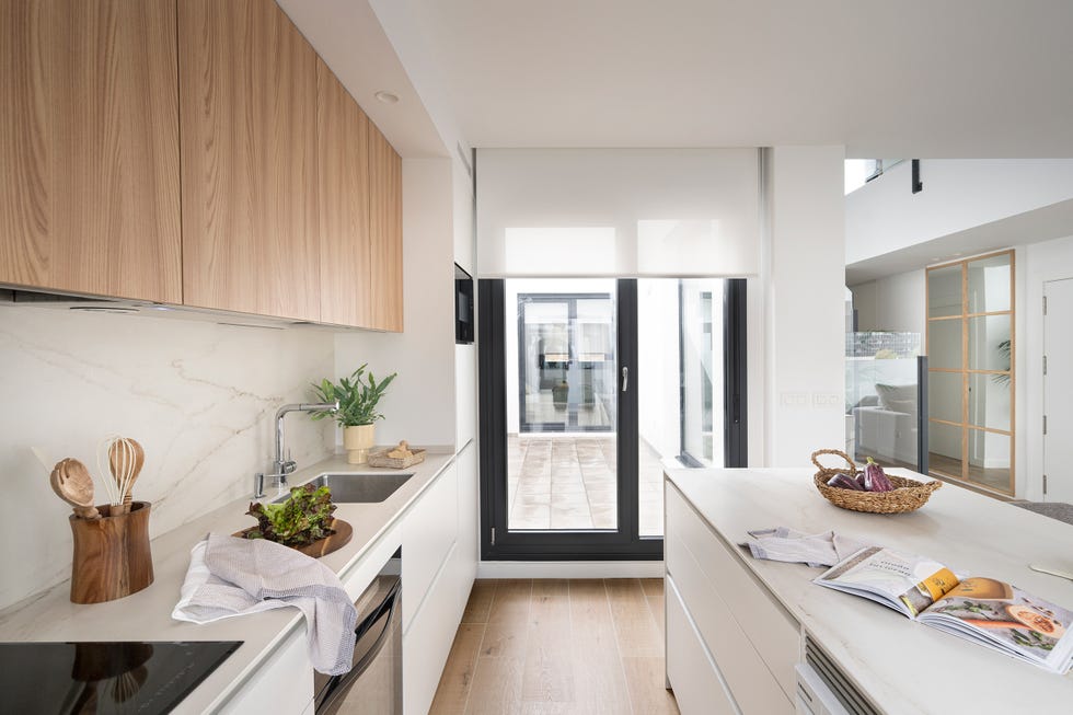 cocina con isla y armarios en madera y blanco