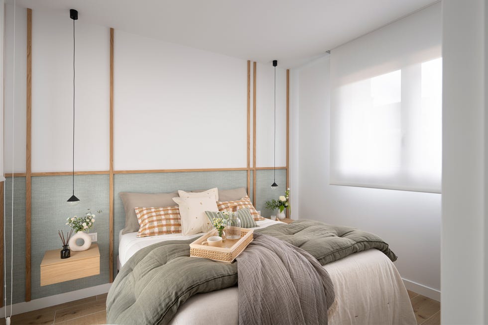 dormitorio con cabecero hecho con listones de madera y mesillas voladas