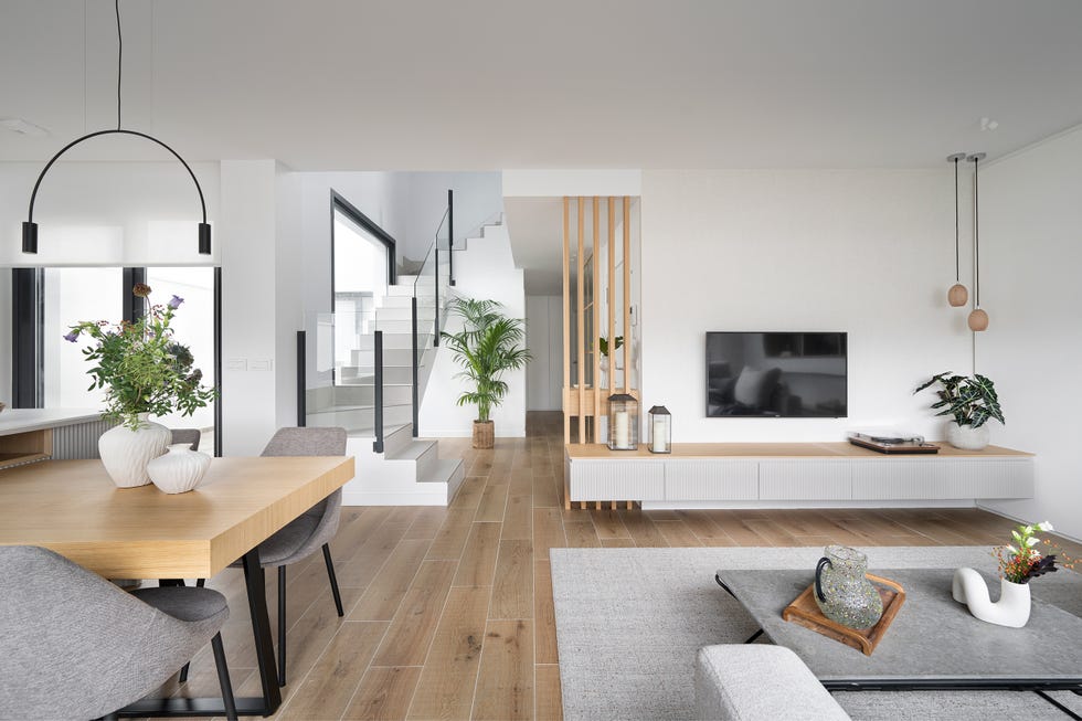 mueble de tv volado en blanco y madera