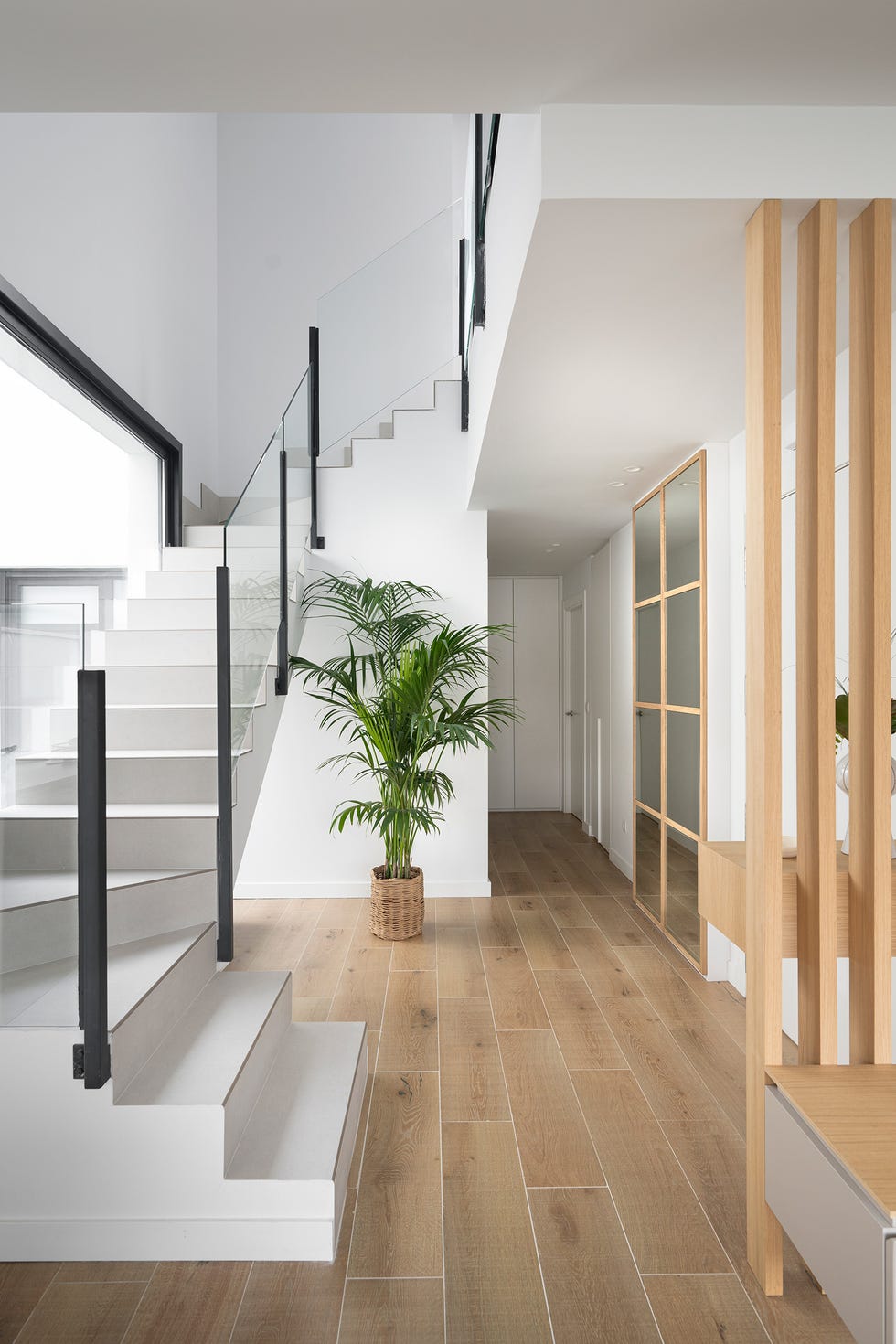 celosía de madera y escalera con barandilla de cristal