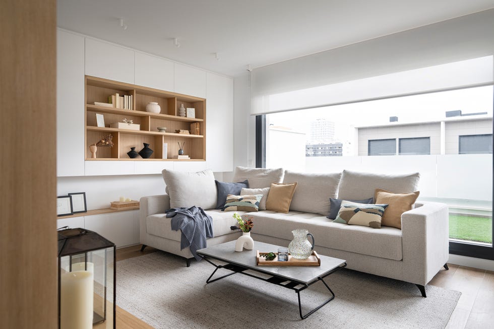sofá beige con chaiselongue en el salón