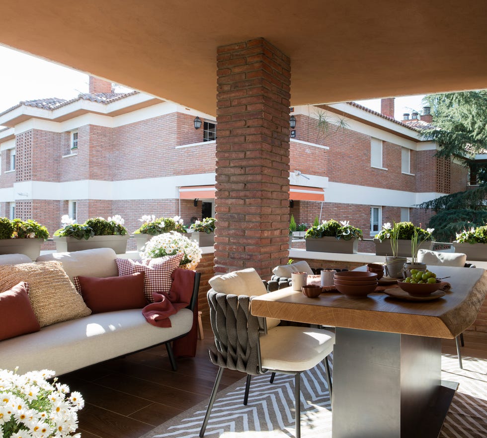 terraza con zona de asientos