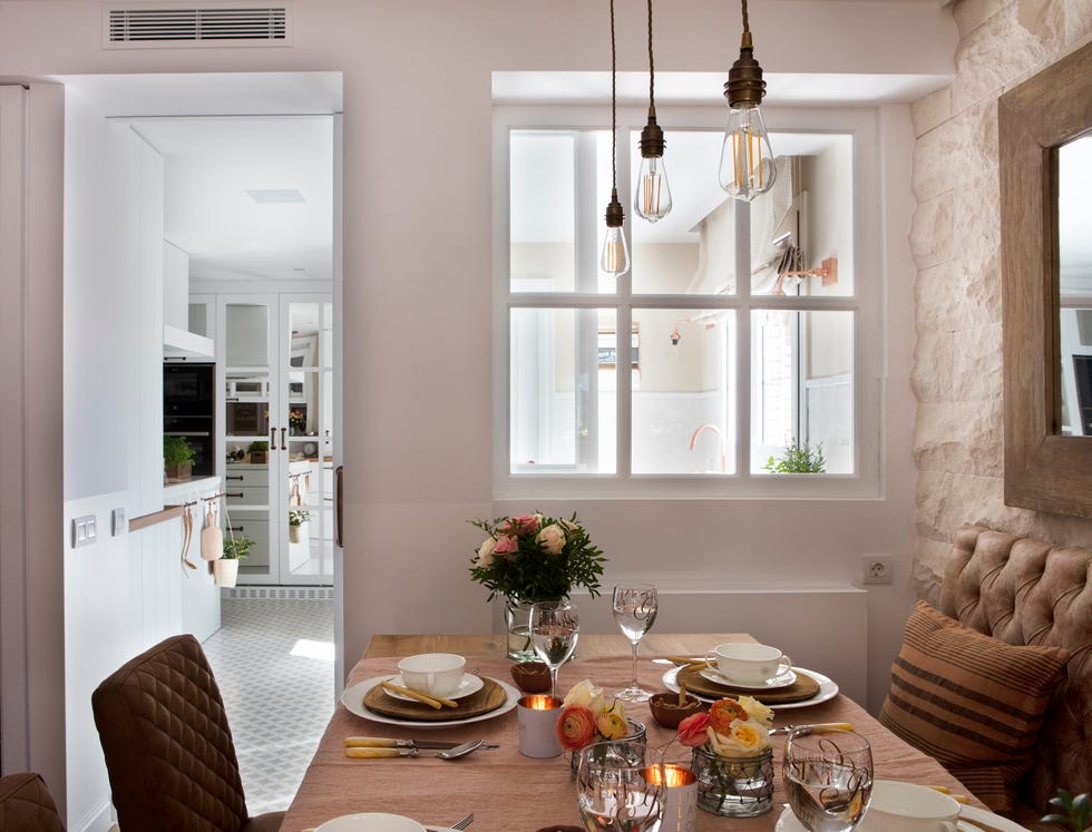 comedor con lámparas colgantes de estilo industrial