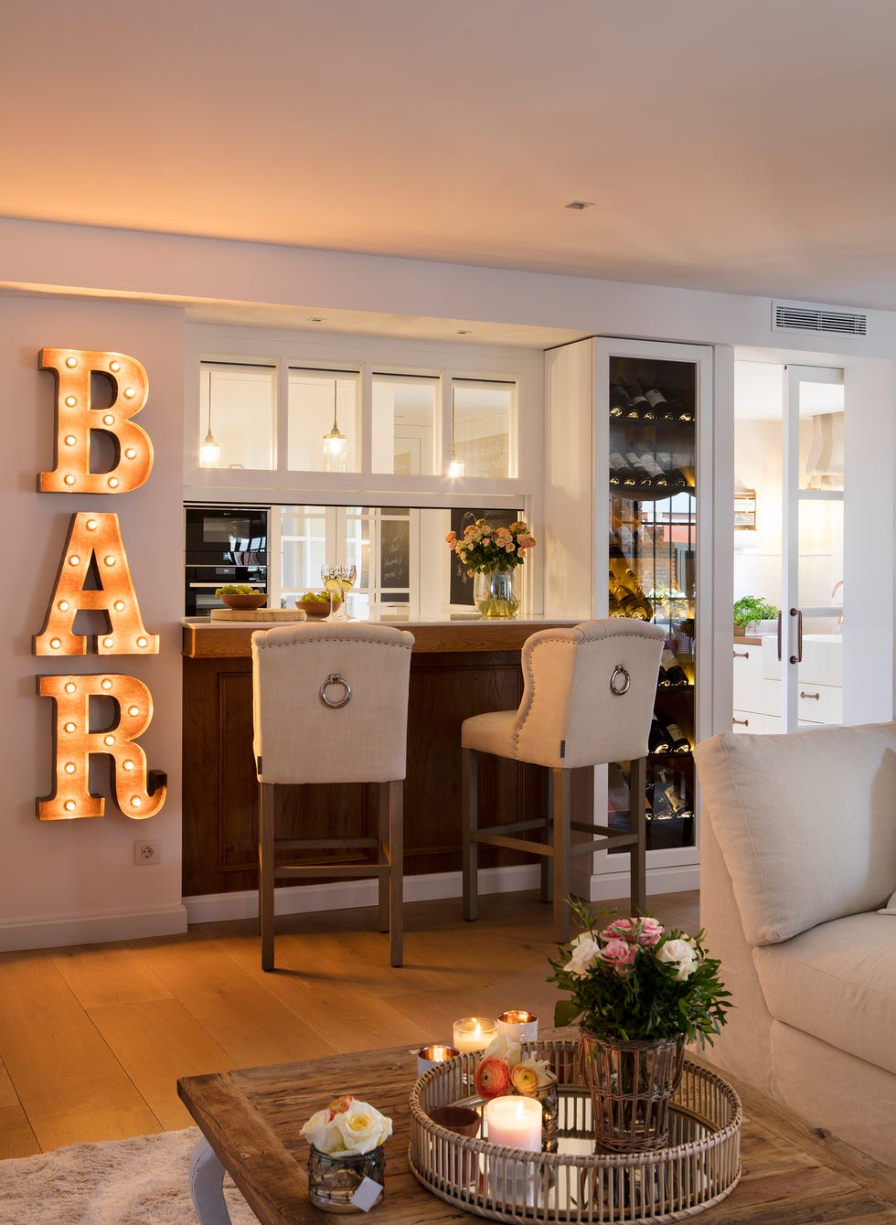 zona de bar con barra y taburetes