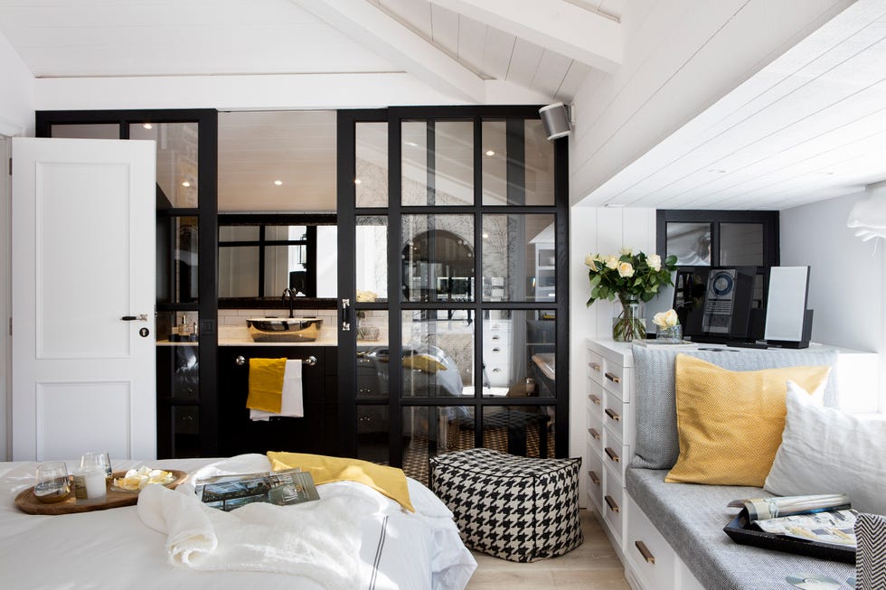 baño en suite diseñado en blanco y negro con puertas acristaladas correderas