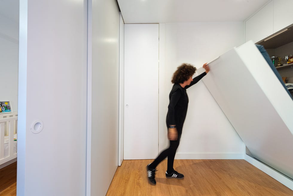 Dormitorio con cama abatible