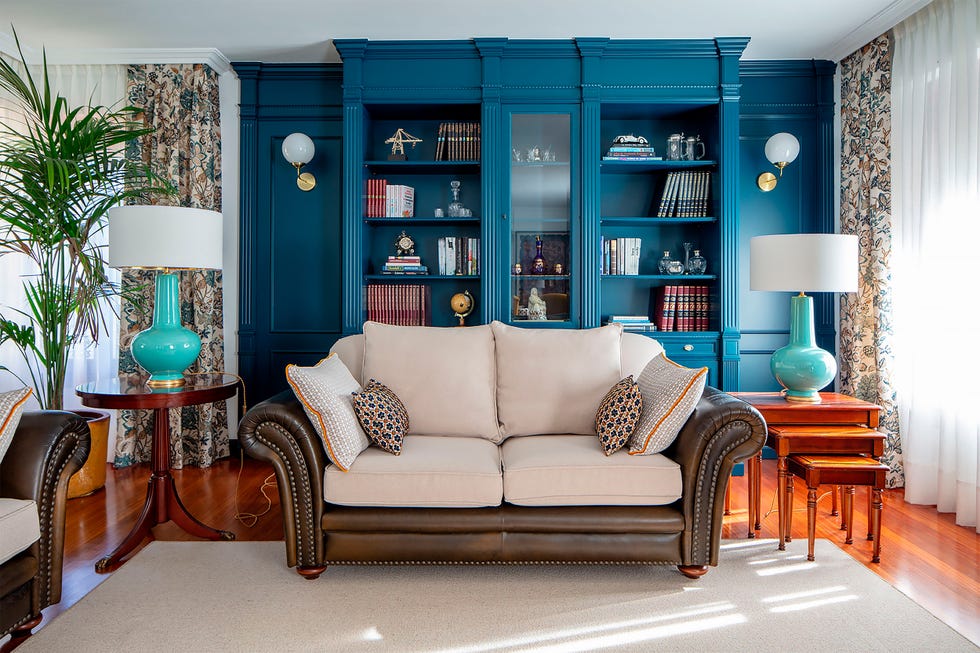 salón clásico con sofá chester y librería azul