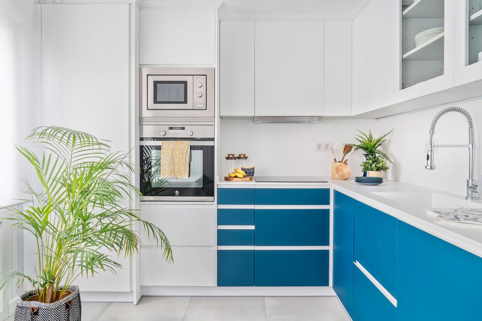 cocina con armarios en blanco y azul
