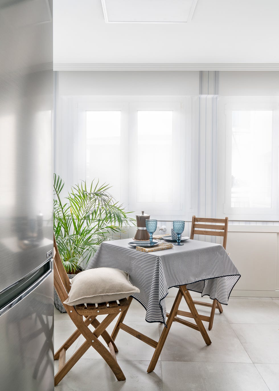 office con mesa y sillas de madera plegables
