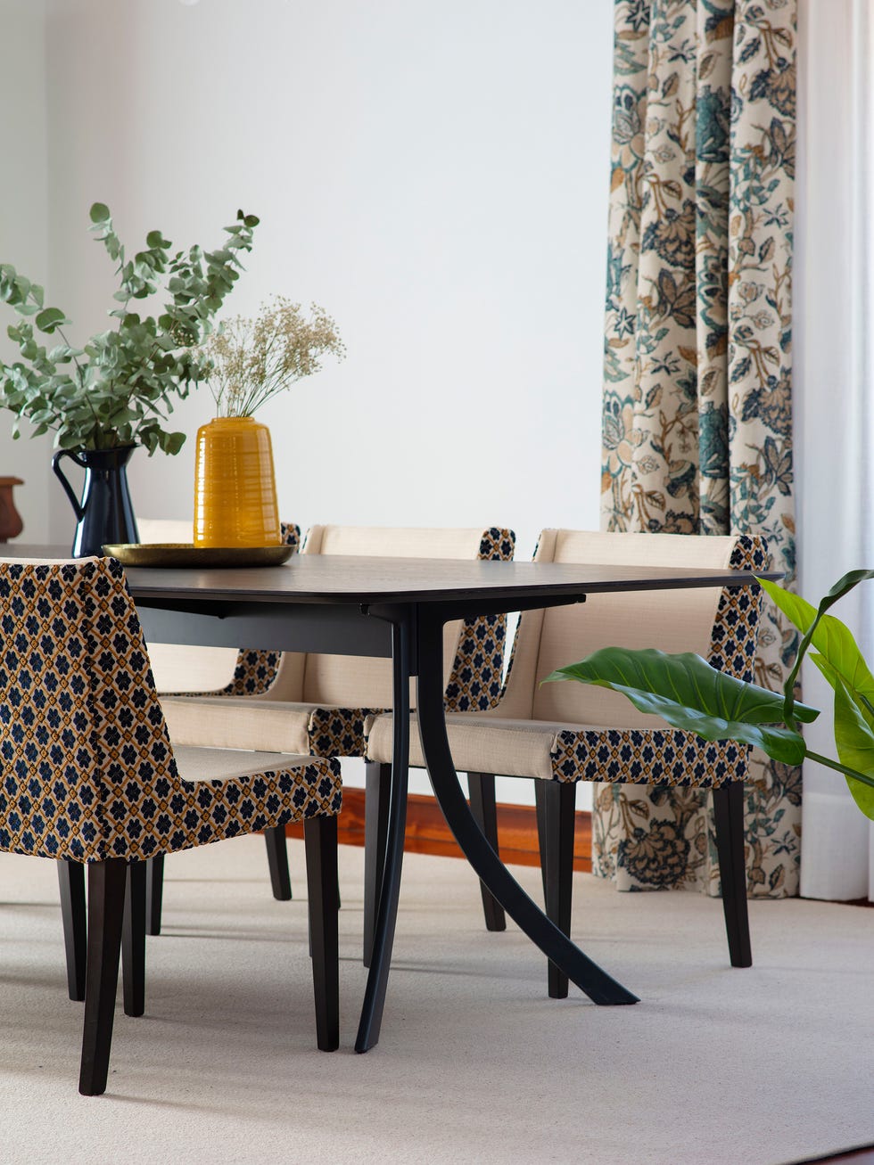 comedor clásico con sillas tapizadas y mesa de madera