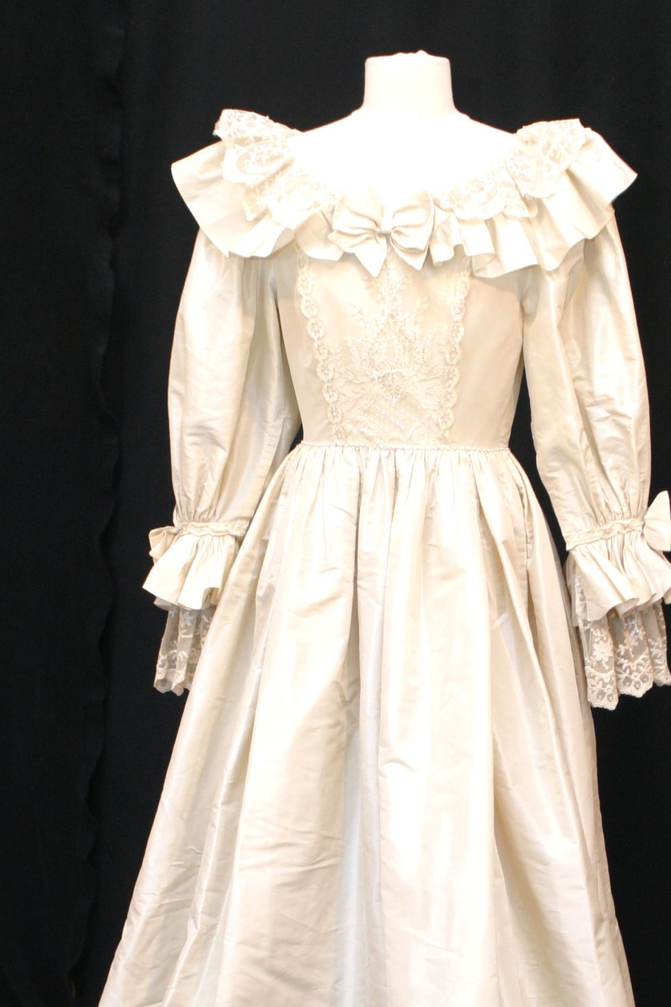 Gown, Clothing, Dress, White, Wedding dress, Shoulder, Bridal clothing, Fashion model, Bridal party dress, Victorian fashion, 
