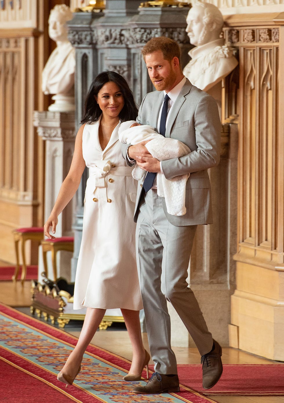 Meghan Markle y su look en la presentación de su hijo.