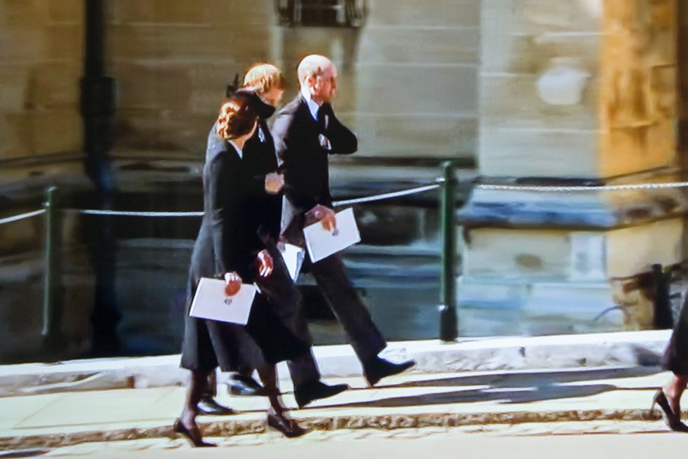 el príncipe harry y el príncipe guillermo en el funeral del duque de edimburgo