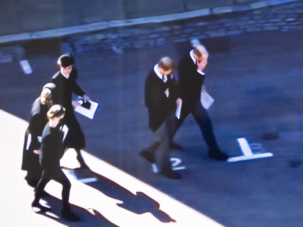 el príncipe harry y el príncipe guillermo en el funeral del duque de edimburgo