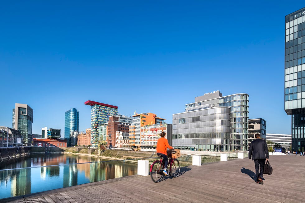 Paseo junto al río Rin en Düsseldorf